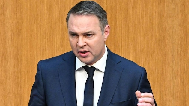 SPÖ leader Andreas Babler emphasized in the National Council on Wednesday that the state must not save into the crisis. (Bild: APA/HELMUT FOHRINGER)