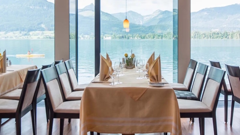 Your dinner with the most beautiful view of Lake Wolfgangsee. (Bild: Hotel Im Weissen Rössl)