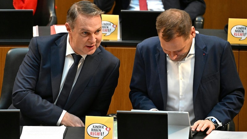 Andreas Babler und Philip Kucher (Bild: APA/HELMUT FOHRINGER)