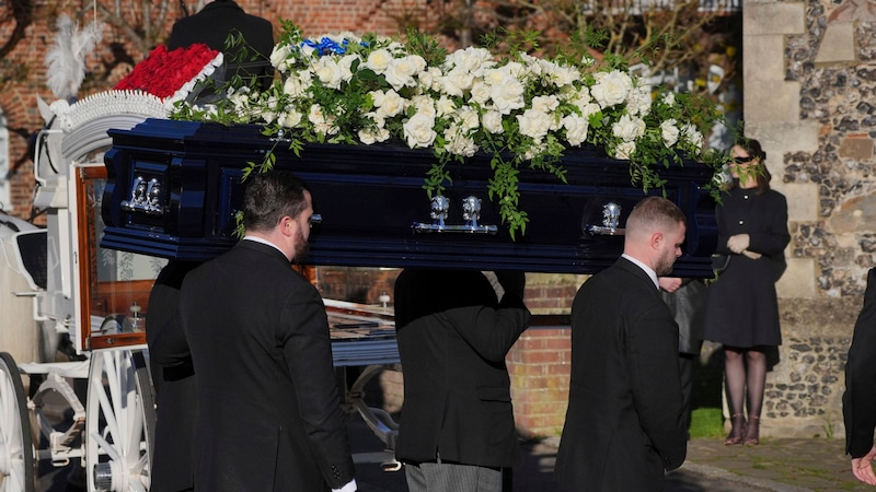 Liam Paynes Sarg war mit weißen Rosen geschmückt. (Bild: APA/Jonathan Brady/PA via AP)