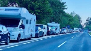 Die Parkplätze entlang des Attersees sind voll, jetzt greifen Gemeinden und Bezirkshauptmannschaften durch.  (Bild: Loy Robert)