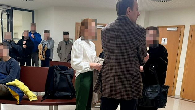 According to the indictment, the petite Serbian woman in the white blouse faces up to ten years in prison. (Bild: SP, Krone KREATIV)