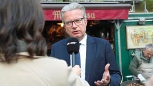 Zum Gast bei Maronessa in der Grazer Innenstadt beantwortete Christopher Drexler (ÖVP) Fragen (Bild: Radspieler Jürgen)