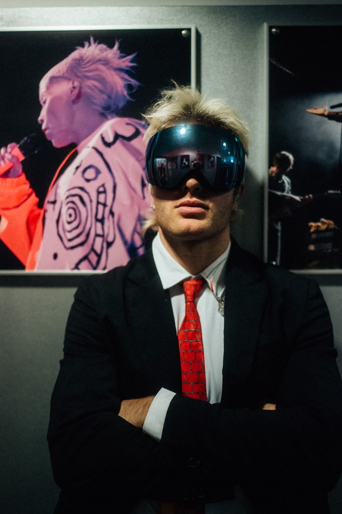 Ski Aggu wurde vor allem bekannt durch Hits wie „Friesenjung“, „Partysahne“ und „Mietfrei“.