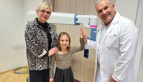 Noemi mit Mama Bianka und dem Chef der Kinder- und Jugendchirurgie, Holger Till vor dem Roboter. (Bild: Christa Blümel)