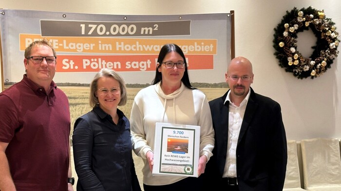 Hydrologist Jürgen Komma, Green city councillor Christina Engel-Unterberger, Romana Drexler from the St. Pölten Soil Protection Citizens' Initiative and lawyer Wolfram Schachinger, Schachinger with petition
