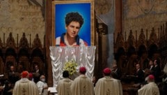 Bei der Seligsprechung in Assisi wurde ein Bild von Carlo Acutis enthüllt. (Bild: ASSOCIATED PRESS)