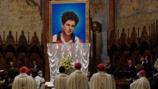 Bei der Seligsprechung in Assisi wurde ein Bild von Carlo Acutis enthüllt. (Bild: ASSOCIATED PRESS)