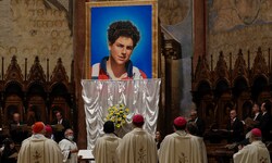 Bei der Seligsprechung in Assisi wurde ein Bild von Carlo Acutis enthüllt.