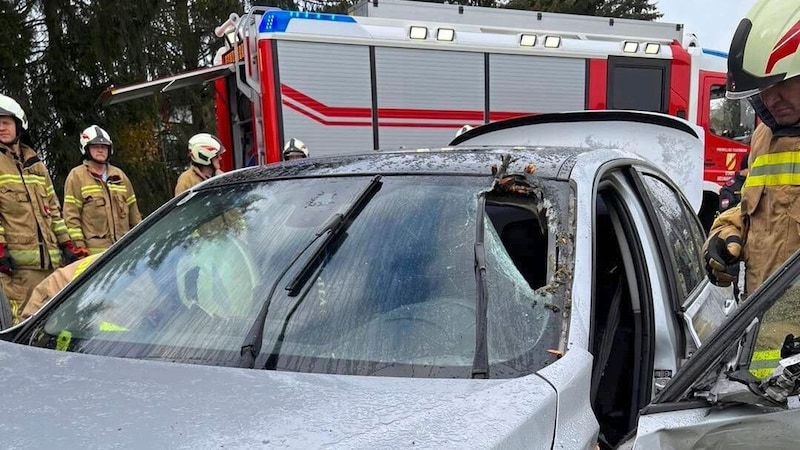 Der Lenker wurde schwer verletzt. (Bild: FF Köstendorf)