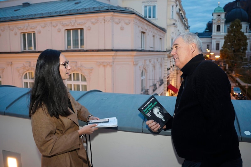 Matthias Hartmann im Gespräch mit der „Krone“. Angst über das Geschehene zu sprechen hat der Ex-Intendant nicht. Die damaligen Erlebnisse arbeitet er in seinem neuen Buch auf. (Bild: Markus Tschepp)