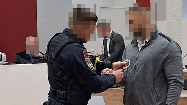 Der Angeklagte wurde aus der U-Haft vorgeführt.  