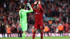 Alisson Becker (l.) mit Teamkollege Virgil van Dijk. (Bild: APA/AFP)