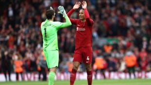 Alisson Becker (l.) mit Teamkollege Virgil van Dijk. (Bild: APA/AFP)