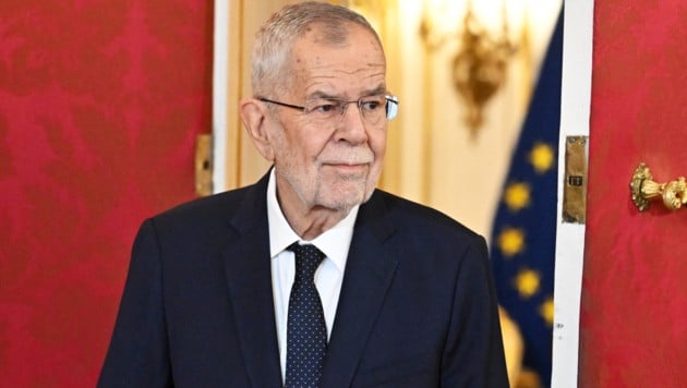 Nach Bandscheiben-OP: Bundespräsident Van der Bellen kehrte am Mittwoch in die Hofburg zurück. (Bild: APA/HANS KLAUS TECHT)