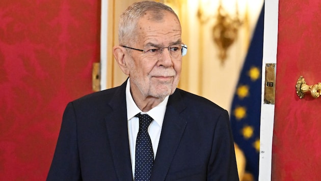 After disc surgery: Federal President Van der Bellen returned to the Hofburg on Wednesday. (Bild: APA/HANS KLAUS TECHT)