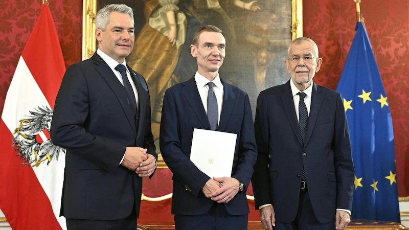 Angelobung von Finanzminister Gunter Mayr (Mitte) durch Bundespräsident Alexander Van der Bellen(re.) im Beisein von Bundeskanzler Karl Nehammer in der Präsidentschaftskanzlei in der Wiener Wien.  (Bild: APA/HANS KLAUS TECHT)