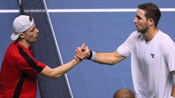 Jan-Lennard Struff (r.) gewann den Krimi gegen Denis Shapovalov.