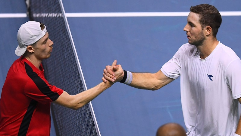 Jan-Lennard Struff (r.) gewann den Krimi gegen Denis Shapovalov. (Bild: APA/AFP)