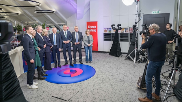 The obligatory group photo before the start of the broadcast. (Bild: Juergen Fuchs)