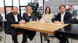 Meinungsforscher Christoph Haselmayer, Politologin Kathrin Stainer-Hämmerle, Moderatorin Gundula Geiginger und der Chefredakteur der „Salzburg-Krone“, Claus Pándi (v. li.), analysieren die Elefantenrunde zur Landtagswahl im Newsroom der „Steirerkrone“. (Bild: Jauschowetz Christian/Christian Jauschowetz)