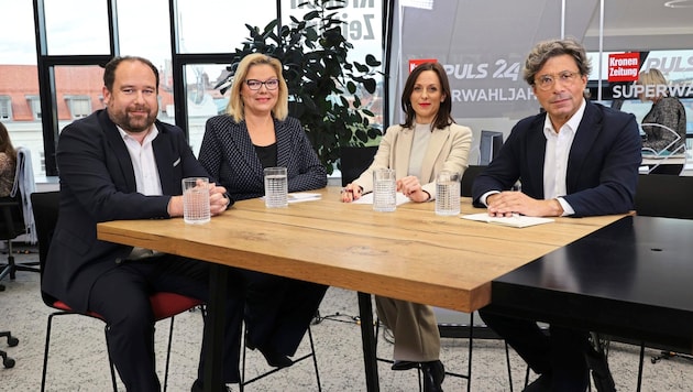 Pollster Christoph Haselmayer, political scientist Kathrin Stainer-Hämmerle, presenter Gundula Geiginger and the editor-in-chief of the "Salzburg-Krone", Claus Pándi (from left), analyze the elephant round for the state election in the newsroom of the "Steirerkrone". (Bild: Jauschowetz Christian/Christian Jauschowetz)