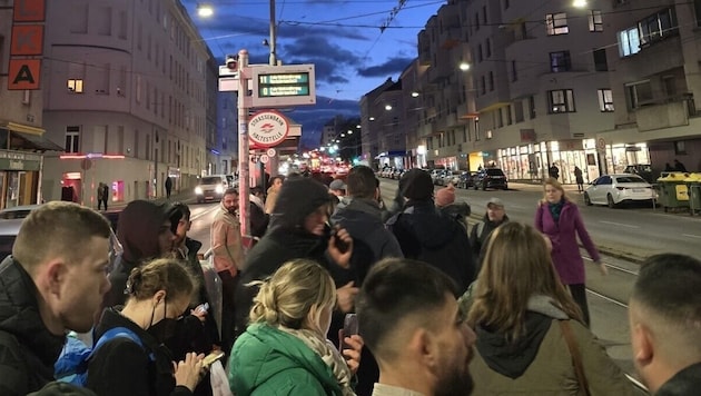 Nach dem U1-Brand kämpfen die Wiener Linien mit dem erhöhten Verkehrsaufkommen auf den Ersatzlinien. Der unzureichende Schienenersatzverkehr führt derzeit zu langen Wartezeiten – zum Ärger vieler Wienerinnen und Wiener. (Bild: Leserreporter)