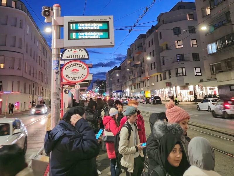 Das gestiegene Verkehrsaufkommen führte vermutlich zu mehreren Unfällen, die die Wartezeiten bei den oberirdischen Öffis weiter verlängerten. (Bild: Leserreporter)