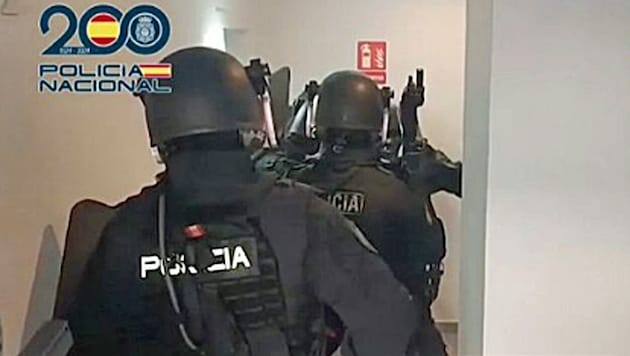 Die spanische Polizei veröffentlichte das Video einer Festnahme. (Bild: Screenshot/EBU/Euronews)