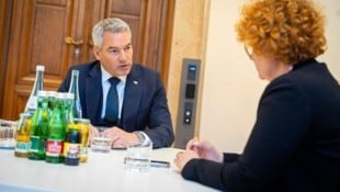 Karl Nehammer im Gespräch mit „Krone“-Innenpolitik-Teamleiterin Ida Metzger (Bild: Vinzenz Wagner)