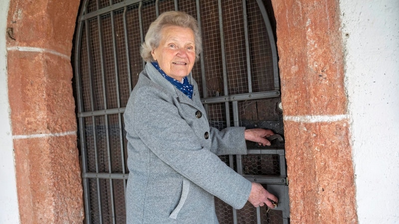 Elisabeth begleitete die „Krone“ auch beim Lokalaugenschein in St. Marxen, wo der Kirchturm nach den Sturmschäden wieder hergestellt werden muss (Bild: Arbeiter Dieter)