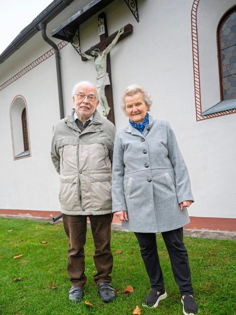 Pfarrer Johann Skuk (91) und seine Mesnerin Elisabeth Haimburger (85): Beide sind fit wie eh und je und täglich im Einsatz! (Bild: Arbeiter Dieter)