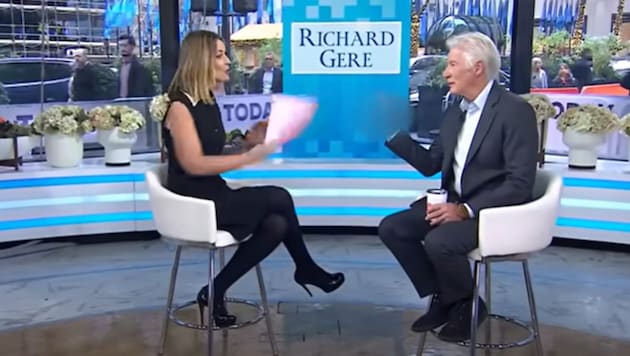 Richard Gere zeigte im TV den Stinkefinger – und fasste prompt eine Ermahnung aus. (Bild: Screenshot youtube.com/@TODAY)