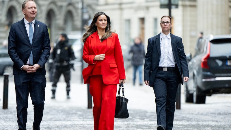 Princess Sofia wore a fiery red trouser suit and blouse. (Bild: picturedesk.com/Christine OlssonTT / TT News Agency)