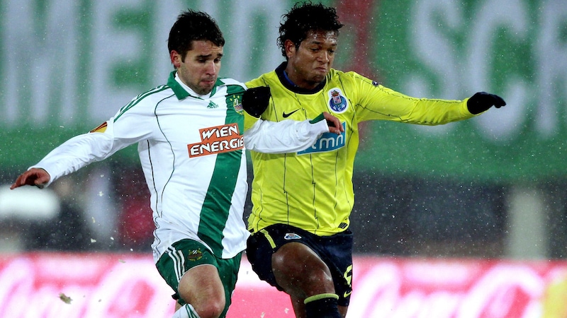 Guarin (re.) spielte für den FC Porto in der Gruppenphase der Europa League 2010 auch gegen Rapid (links im Bild: Christoph Saurer). (Bild: GEPA/GEPA pictures)