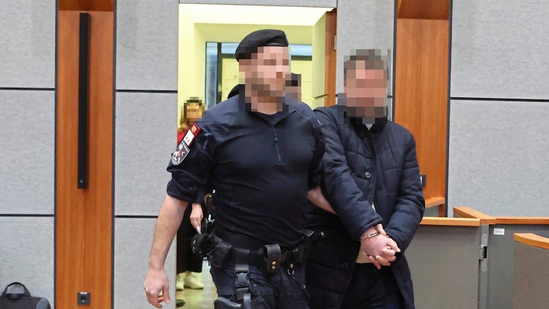 The accused before the start of the trial. (Bild: Johanna Birbaumer/Krone KREATIV)