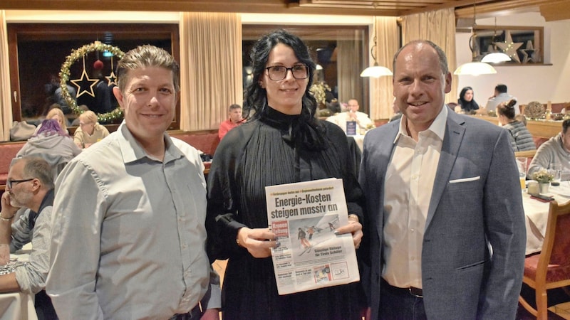 Michael Matlschweiger (re.), Geschäftsführer der Tirol Logistik, mit Gebietsleiterin Silvia Kaiser und Daniel Knabl, dem Leiter der Hauszustellung. (Bild: Manuel Schwaiger)