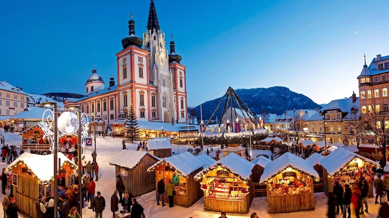 Kleine Auswahl der größten Märkte: Der Mariazeller Advent in der Steiermark mit dem größten hängenden Adventkranz der Welt. (Bild: © Mariazeller Land / www.mariazellerland-blog.at)