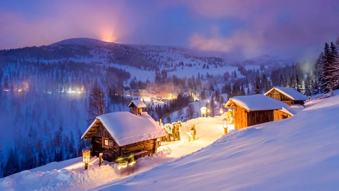 Bergadvent: Beschaulichkeit und Romantik auf den Adventmärkten in den Bergen, umrahmt von einer winterlichen Kulisse. Fernab von Kitsch und Kommerz geht es z. B. auf dem Katschberger Adventweg in Kärnten von Hütte zu Hütte. Beim Salzburger Bergadvent im Großarltal ist die lebensgroße geschnitzte Dorfkrippe zentrales Element des Marktes. Oder wie wäre es mit einem Abstecher nach Ellmau zum höchstgelegenen Adventmarkt Euopas? 