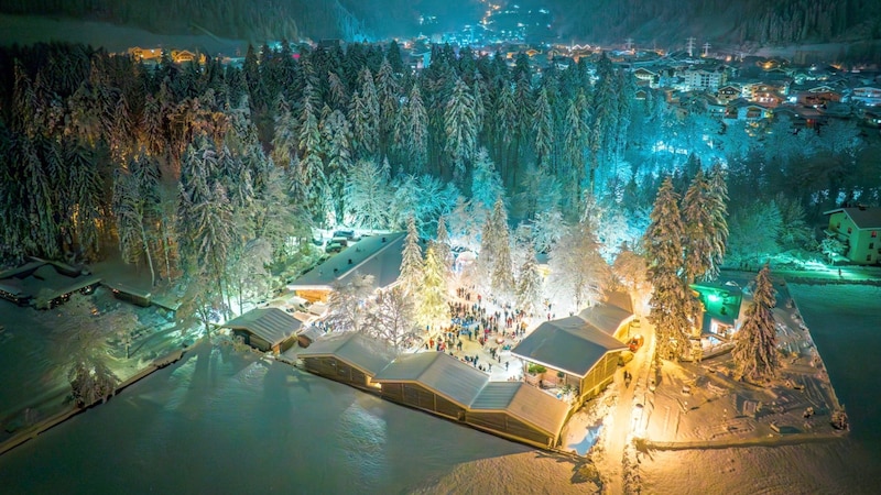 Natur und Stille im Winterwald: besinnliche Ruhe und regionales Brauchtum beim Mayrhofner Advent im Tiroler Zillertal am Waldfestplatz. (Bild: Oberösterreich Tourismus GmbH/R. Maybach)