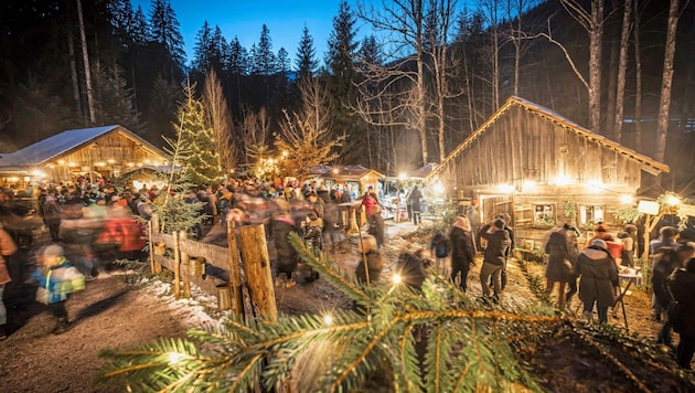 Die Gosauer Bergweihnacht – der wildromantischste Adventmarkt des Salzkammergutes im Freilichtmuseum „Schmiedbauern“ startet nächsten Samstag. (Bild: Mirja Geh)