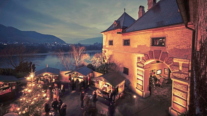 Historische Kulissen im weihnachtlichen Ambiente – wie zum Beispiel in den Innenhöfen des Schlosses Dürnstein in der Wachau.