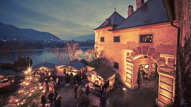 Historische Kulissen im weihnachtlichen Ambiente – wie zum Beispiel in den Innenhöfen des Schlosses Dürnstein in der Wachau. (Bild: Donau NOE / Andreas Hofer)