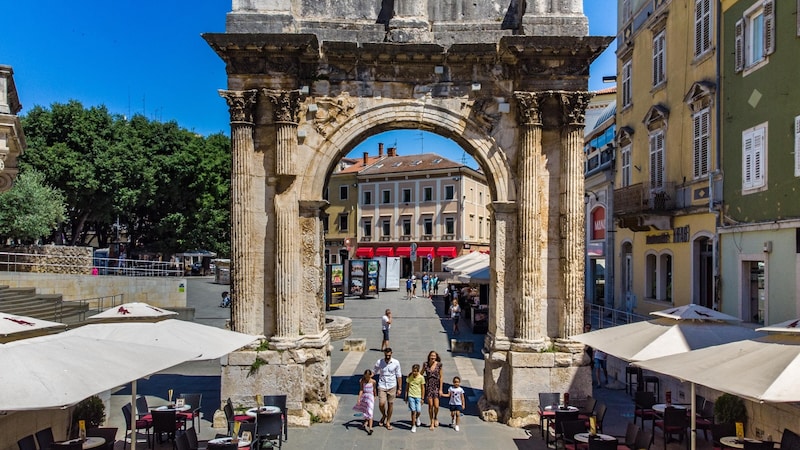 Der 8 Meter hohe Triumphbogen aus der Antike, befindet sich in der Fußgängerzone von Pula. Er wurde in den Jahren 29.-27.v.Chr. von der Familie Sergei erbaut und wird daher auch „Sergierbogen“ genannt. (Bild: Tourismusverband der Stadt Pula)