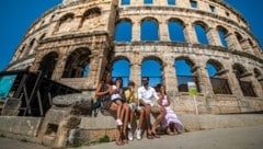 Der Legende nach wurde die Arena in Pula von Elfen gebaut, die die ganze Nacht Steine aus Učka trugen, sie in einem Kreis stapelten und nacheinander ihre Stadt bildeten – aber sie wurde nicht fertiggestellt, sodass die Arena heute ohne Dach ist. Historische Fakten zeigen, dass der Bau der Arena tatsächlich im 1. Jahrhundert erfolgte. (Bild: Tourismusverband der Stadt Pula)