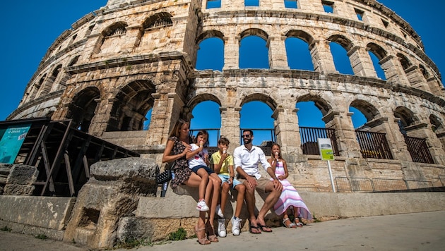 Der Legende nach wurde die Arena in Pula von Elfen gebaut, die die ganze Nacht Steine aus Učka trugen, sie in einem Kreis stapelten und nacheinander ihre Stadt bildeten – aber sie wurde nicht fertiggestellt, sodass die Arena heute ohne Dach ist. Historische Fakten zeigen, dass der Bau der Arena tatsächlich im 1. Jahrhundert erfolgte. (Bild: Tourismusverband der Stadt Pula)