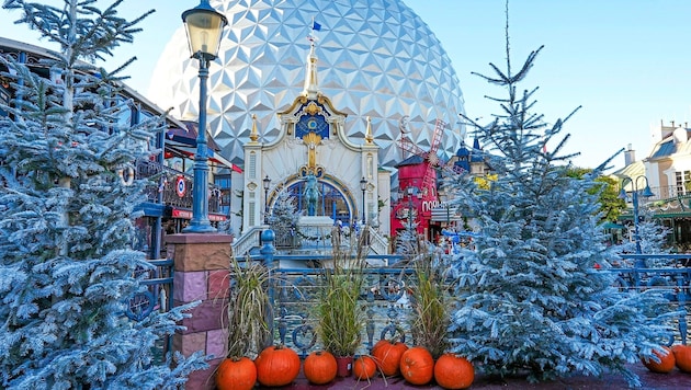 180.000 Kürbisse werden in der HALLOWinter-Saison nach und nach von 3000 Christbäumen abgelöst. In der silbernen Kugel befindet sich die Achterbahn „Eurosat Can Can Coaster“. (Bild: MACKBrands)