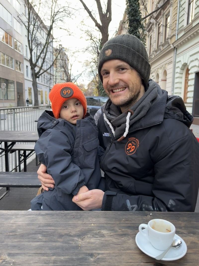 Manuel Ganahl und Sohn Pius beim „Krone“-Interview vor dem Duell gegen den KAC. (Bild: Kothgasser)