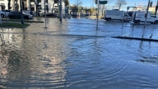 Der Schottenring in Wien steht derzeit komplett unter Wasser. (Bild: Kronen Zeitung)