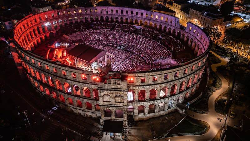 Die Arena wurde für Partys gebaut und hat diese Rolle bis heute beibehalten. Viele berühmte Musiker haben in den letzten Jahrzehnten auf dieser schönsten offenen Bühne der Welt gespielt. (Bild: Tourismusverband der Stadt Pula)